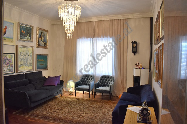 Apartament 2+1 modern me qira tek Pazari i Ri shume prane Qendres ne Tirane.
Eshte i pozicionuar ne